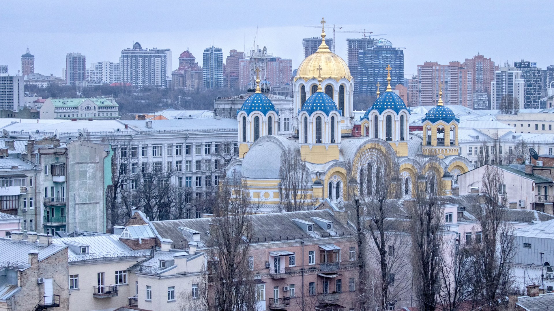 2月27日，在烏克蘭基輔，周末宵禁期間，聖沃洛迪米爾大教堂（St. Volodymyr's Cathedral）與首都天際線交相輝映。