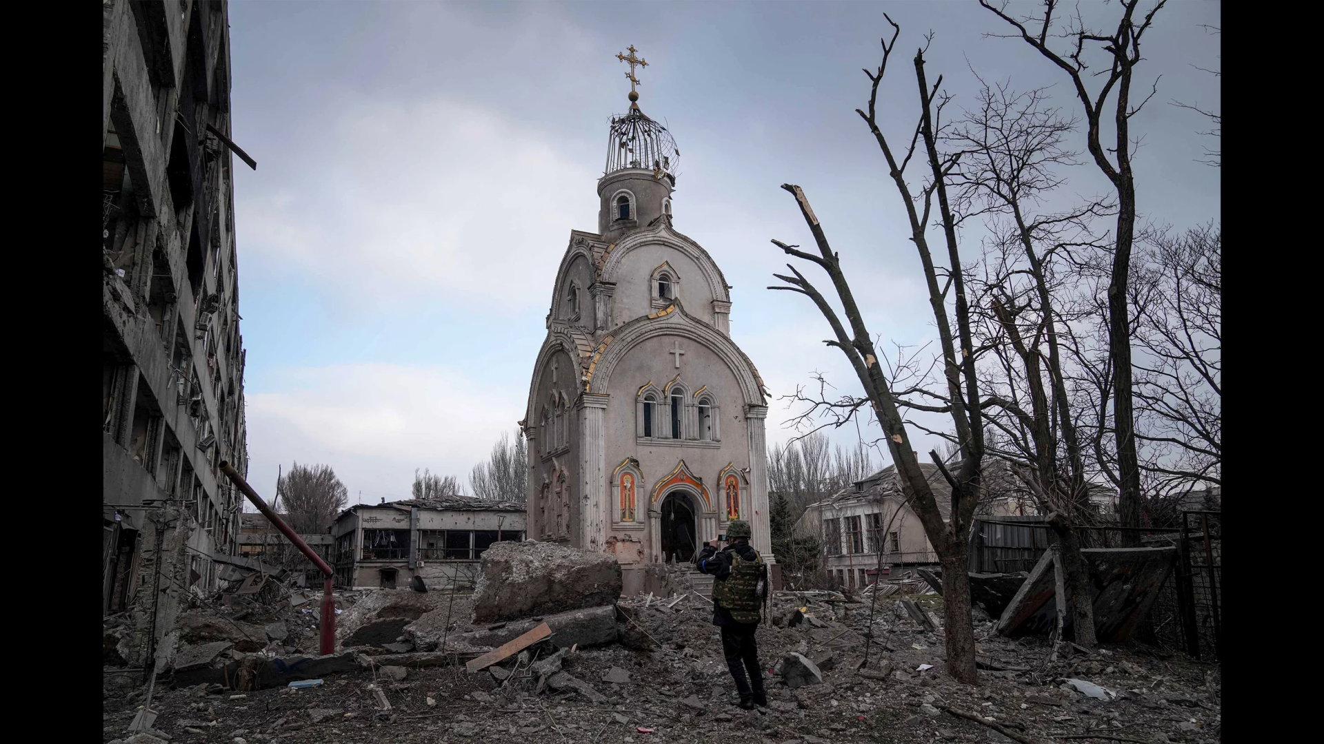 3月10日，在烏克蘭馬里烏波爾（Mariupol）的一個住宅區遭到炮擊後，一名烏克蘭士兵拍攝了一座受損的教堂。