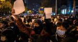 北京的抗議者舉起白紙抗議言論管控及和新冠封控政策