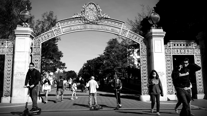 人們經過UC柏克萊大學的斯普勞爾廣場（Sproul Plaza）