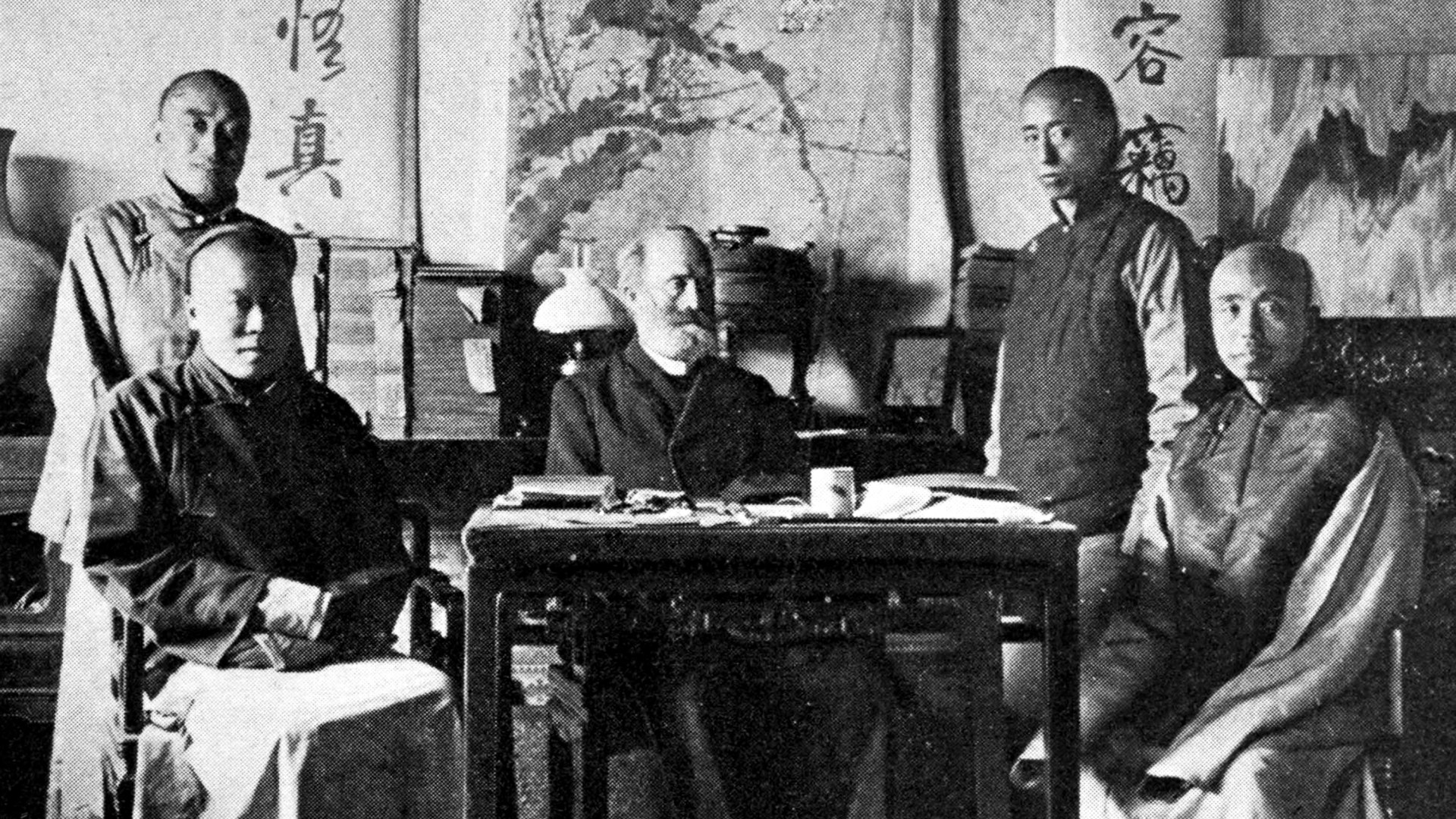 丁韙良（中）與中國合作者