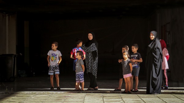 來自黎巴嫩南部，逃至貝魯特（Beirut）避難的什葉派婦女和她們的孩子。